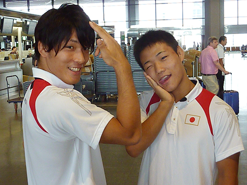 高谷惣亮（左）はジョジョ立ちを決めて世界選手権へ出発！（右は弟で６５キロ級の大地）