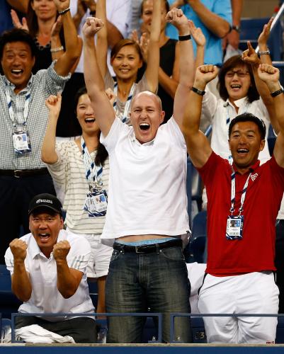 全米オープン男子シングルスで錦織圭選手が４強入りを果たし、観客席で大喜びする母恵理さん（２列目右端）ら。左下はマイケル・チャン・コーチ