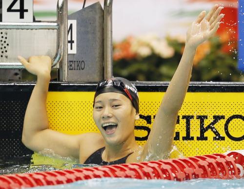 女子50メートル自由形決勝　25秒02の日本新で優勝し喜ぶ内田美希