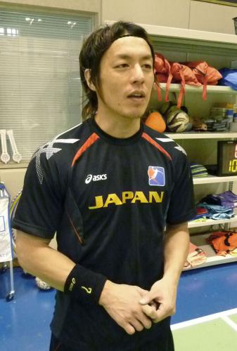 合宿を公開後、取材に応じるハンドボール男子日本代表の宮崎大輔