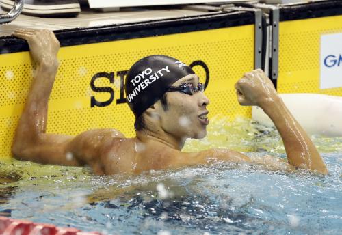 日本学生水泳第２日、男子２００メートル個人メドレーで日本新をマークして２連覇を達成、ガッツポーズの東洋大・萩野公介