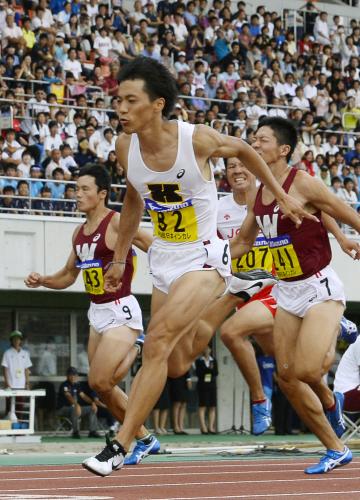 日本学生対校陸上第２日、男子１００メートル決勝で初優勝の慶大・山県亮太（手前）