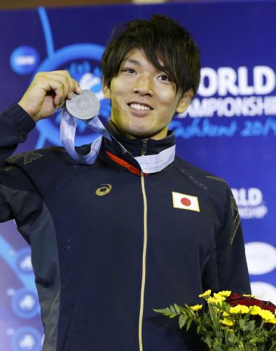 男子フリー74キロ級で獲得した銀メダルを手に喜ぶ高谷惣亮