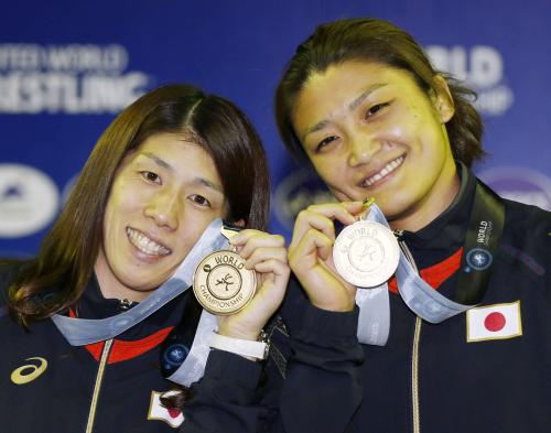 レスリング世界選手権で優勝し、笑顔で金メダルを手にする吉田（左）と伊調