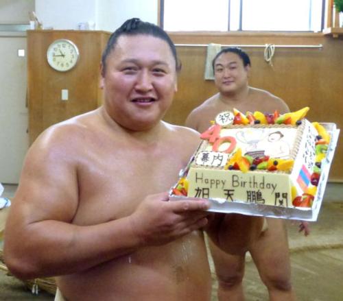 40歳の誕生日にケーキをプレゼントされ、笑顔の旭天鵬