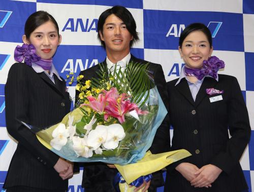 ２３歳の誕生日記念に客室乗務員から花束を贈呈された石川遼