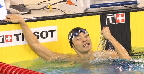 アジア大会男子１００メートル背泳ぎで金メダルを獲得しガッツポーズの入江
