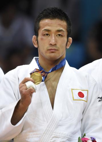 アジア大会柔道男子73キロ級で２連覇を果たし、表彰式で金メダルを手にする秋本啓之