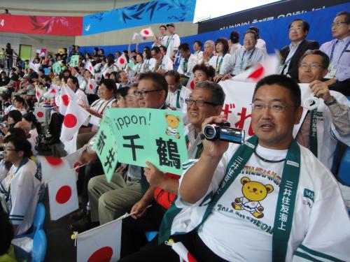 日本代表選手の応援にかけつけた三井住友海上の社員たち