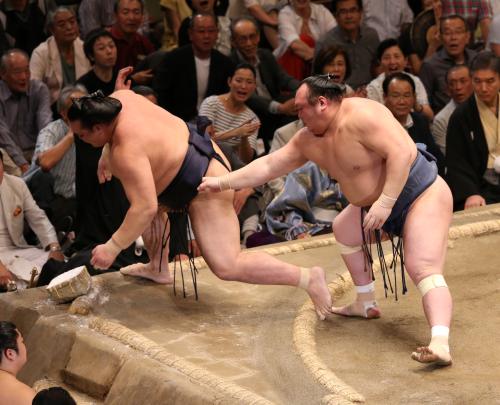 ＜大相撲秋場所１０日目＞稀勢の里を破る宝富士（右）