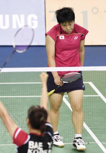 女子シングルス２回戦で韓国選手（手前）に敗れた山口茜