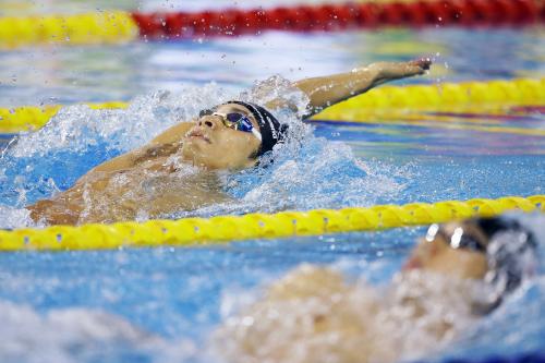 競泳男子２００メートル背泳ぎ決勝　１分53秒26で優勝した入江陵介。手前は３位の萩野公介