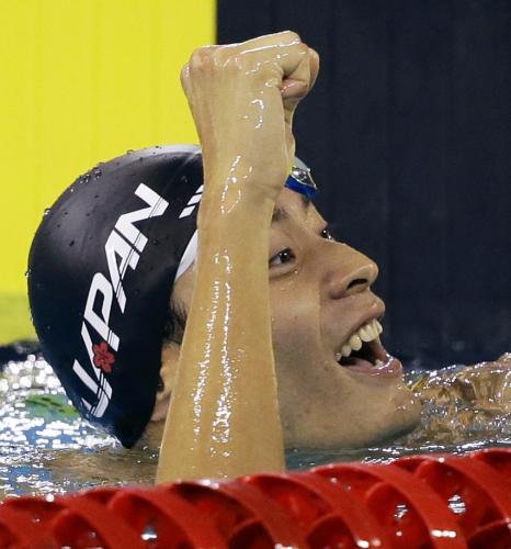 競泳男子２００メートル背泳ぎで３連覇を果たし、ガッツポーズの入江陵介