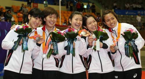 女子卓球団体＜日本・中国＞銀メダルを手に笑顔が弾ける（左から）平野美、石川、福原、若宮、平野早