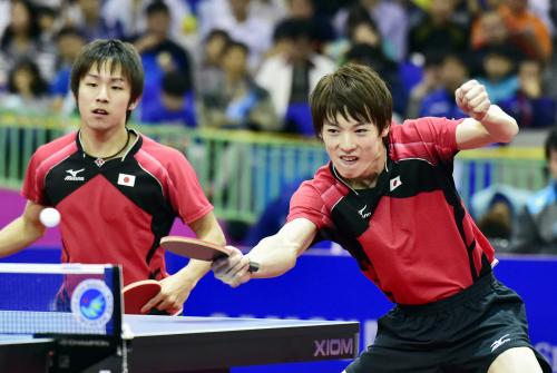 アジア大会卓球男子ダブルス準決勝でプレーする丹羽（左）、松平組