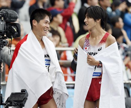 男子マラソンのレースを終え、笑顔で話す２位の松村康平（右）と３位川内優輝