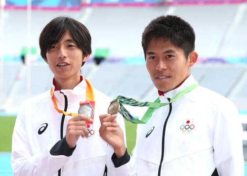 ＜男子マラソン＞メダルを手に笑顔の２位の松村（左）と３位の川内