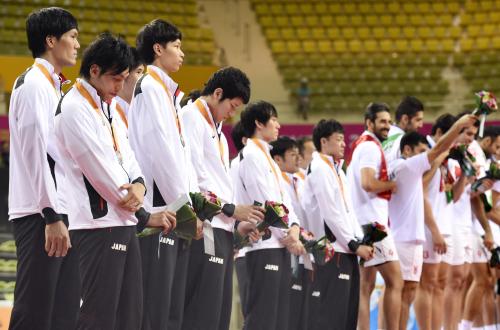 表彰式で銀メダルを胸に悔しそうな表情を見せる越川（左から２人目）ら日本