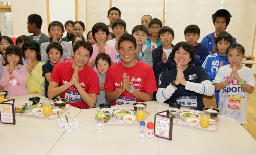 ＜「勝ち飯」教室＞子供たちと一緒に「勝ち飯」を試食する（左から）入江、松田、栄養士・柴田隆一氏