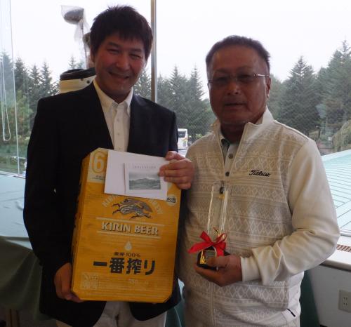 キリンビールマーケティング・台幸好執行役員広域販売推進統括本部長（左）からキリンカップと副賞を贈られた飯田さん