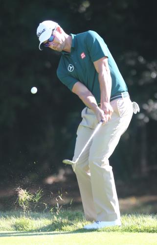 ＜日本オープンゴルフ選手権２日目＞１６番、第２打となるアプローチショットを放つアダム・スコット