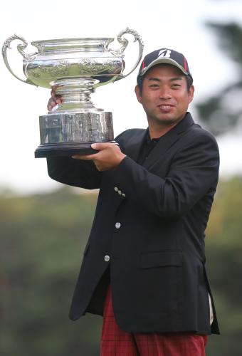 ＜第７９回日本オープンゴルフ選手権＞優勝カップを手に笑顔の池田勇太