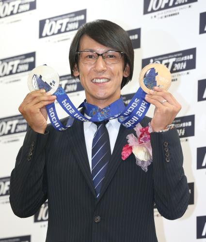 ＜第２７回日本メガネベストドレッサー賞表彰式ソチ五輪でのメダルを掲げる葛西紀明
