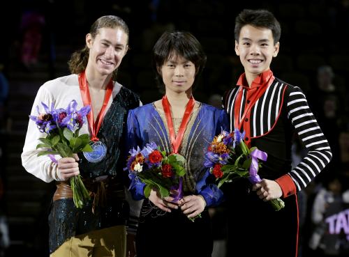 表彰台に上がったスケートアメリカ優勝の町田（中央）と２位のブラウン（左）３位のグエン（ＡＰ）