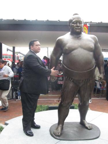 銅像と握手する浅香山親方