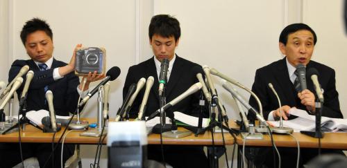 カメラの模型を示し会見する冨田（中）右は国田弁護士