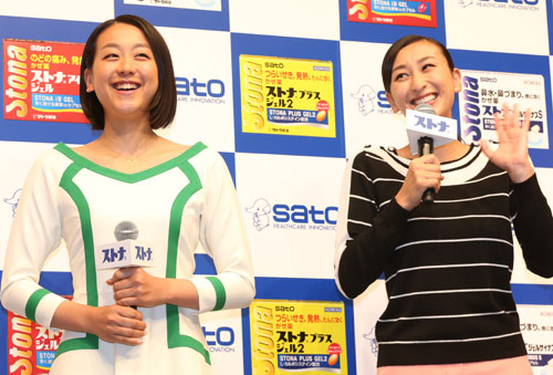 妹・真央（左）と自身に関する報道について否定した浅田舞さん