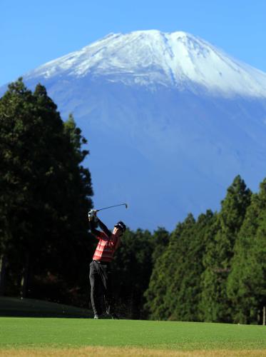 ６番、富士山を背に第２打を放つバッバ・ワトソン