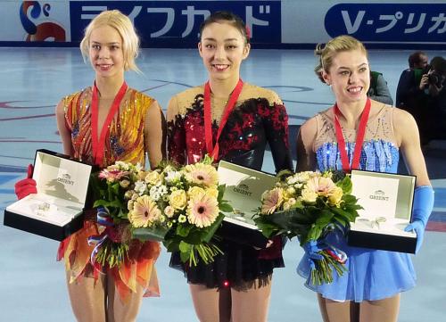 ロシア杯女子でＧＰシリーズ初優勝を果たし笑顔の本郷理華（中央）
