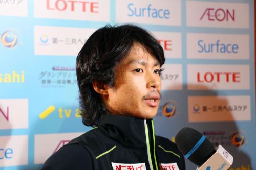 フィギュアスケートのフランス杯の公式練習後、記者の質問に答える町田樹