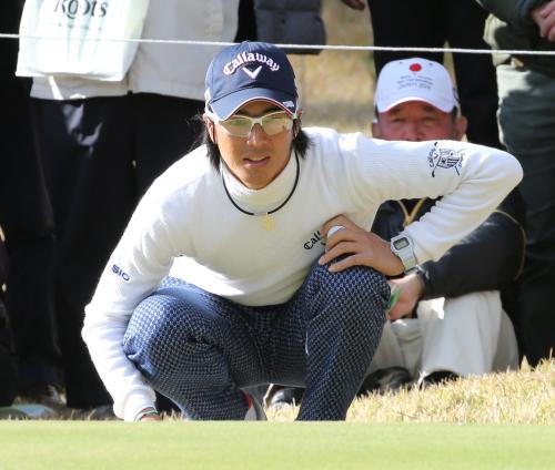 ＜ゴルフ日本シリーズＪＴカップ２日目＞６番、グリーンのラインを見る石川遼