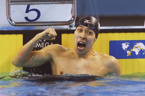 男子２００メートル個人メドレー　１分50秒47の短水路日本新で優勝し喜ぶ萩野公介