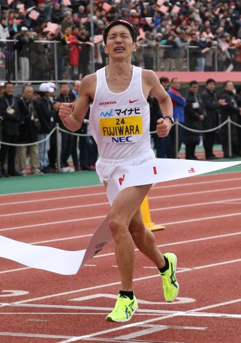 福岡国際マラソンで日本人トップの４位でゴールする藤原正和