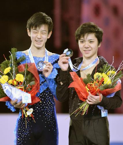 メダルを手に笑顔を見せる、ジュニアＧＰファイナル優勝の宇野昌磨（右）と２位の山本草太