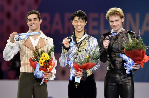 ＧＰファイナルの表彰台で笑顔の（左から）２位のフェルナンデス、優勝の羽生結弦、３位のボロノフ