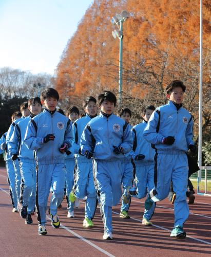 練習する（前列左から）石川、宮上、栄土ら東海大駅伝チーム