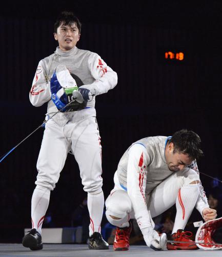 男子フルーレ決勝で藤野大樹（右）を破り、２連覇を果たした千田健太