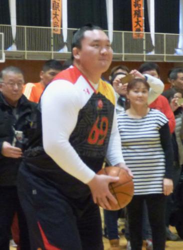 モンゴル人留学生との交流イベントでバスケットボールをする横綱白鵬
