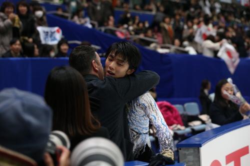 ＜フィギュアスケート全日本選手権　男子ＦＳ＞オーサーコーチと抱擁する羽生