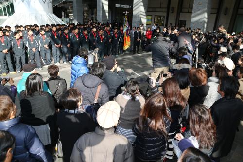 博多駅に到着し優勝報告会で多くの観客を前にあいさつする古川主将