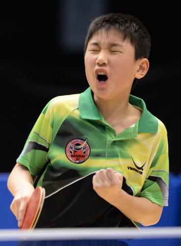 卓球全日本選手権ジュニアの部男子シングルス３回戦　ポイントを奪いガッツポーズの小５の張本智和