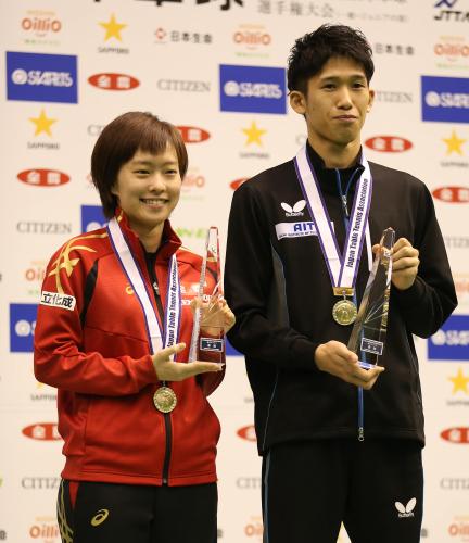 悲願の３冠に向け、まず１冠目の混合ダブルスを制した石川佳純（左）