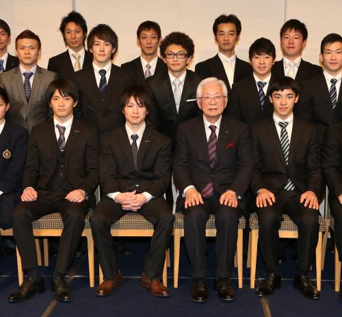 集合写真におさまる（前列左から）田中佑、内村、日本体操協会・二木会長、白井ら