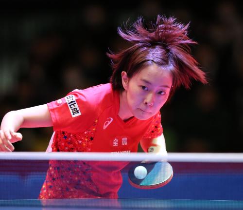 全日本卓球選手権女子シングルス決勝で鋭い動きを見せる石川