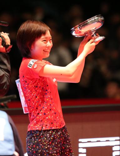 全日本卓球選手権、女子シングルスで優勝した石川は表彰式で笑顔