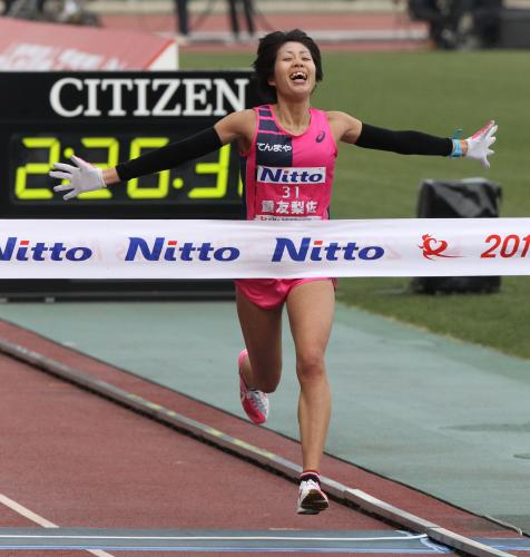 大阪国際女子マラソン３位でゴールする重友梨佐